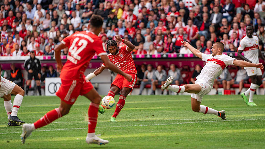 Serge Gnabry beim Torschuss im Spiel gegen Stuttgart