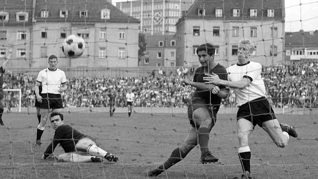 Die Baby-Bayern boomen – und Gerd Müller schießt sich 1965 in der Bundesliga warm.