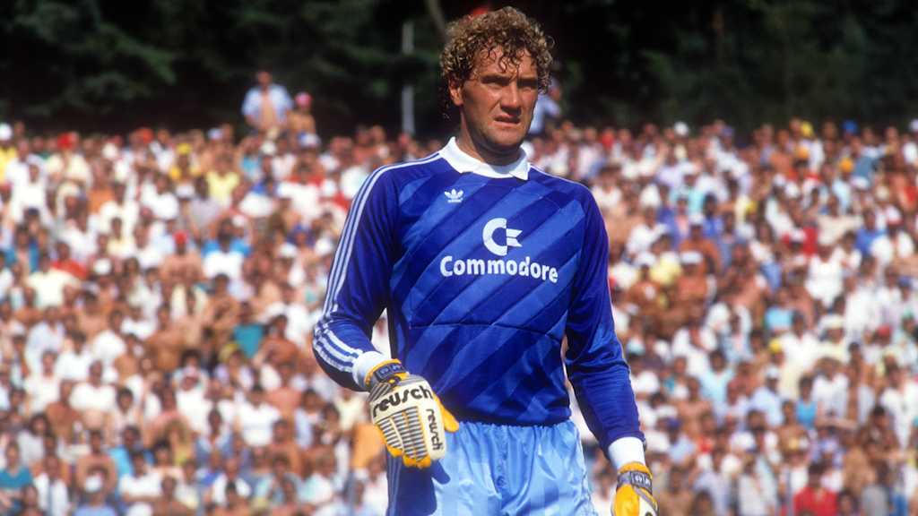 Immer wieder Homburg! Jean-Marie Pfaff schaut 1987 beim Pokal-Aus sparsam.