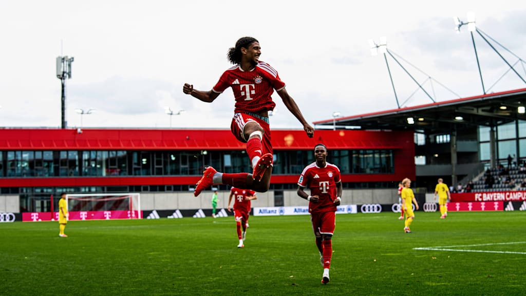 Noah Codjo-Evora springt nach seinem Treffer zum 1:0 jubelnd in die Luft