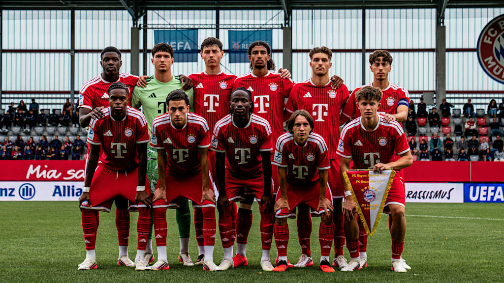 Ein Mannschaftsfoto der U19 des FC Bayern vor dem ersten Youth League Spiel