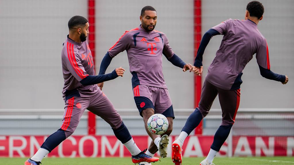 Jonathan Tah im Kampf um den Ball im Training des FC Bayern