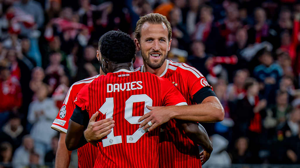 Harry Kane jubelt zusammen mit Alphonso Davies während des Heimspiels des FC Bayern in der Chammpions League gegen FK Bodø/Glimt