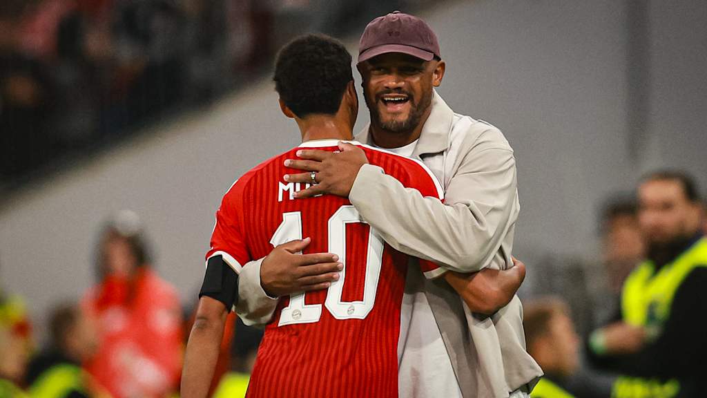 Vincent Kompany nimmt Jamal Musiala lachend in den Arm während des Heimspiels des FC Bayern in der Champions League gegen FK Bodø/Glimt