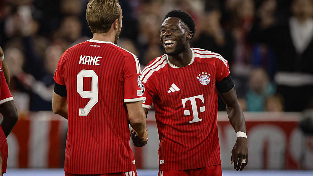 Alphonso Davies und Harry Kane jubeln während des Heimspiels des FC Bayern in der Champions League gegen FK Bodø/Glimt