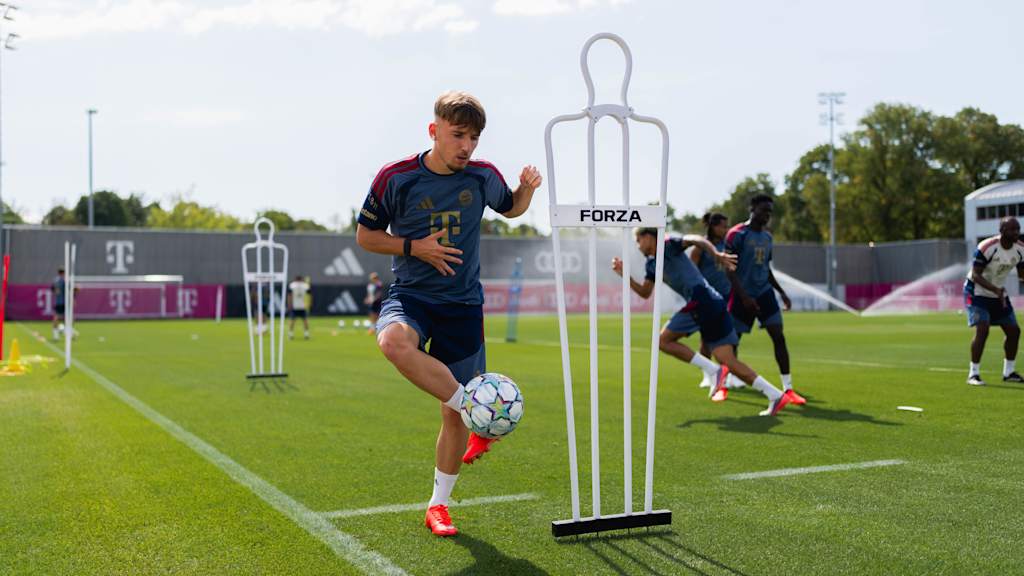 Lennart Karl jongliert einen Ball beim Training an der Säbener Straße.