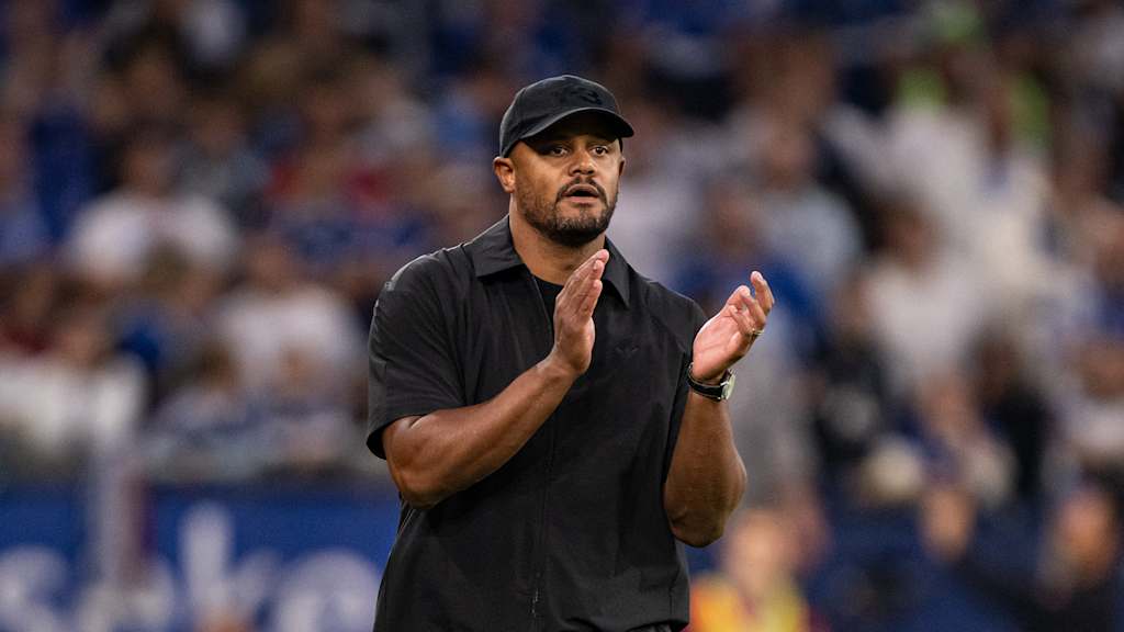 Vincent Kompany klatscht beim Spiel gegen Schalke in die Hände