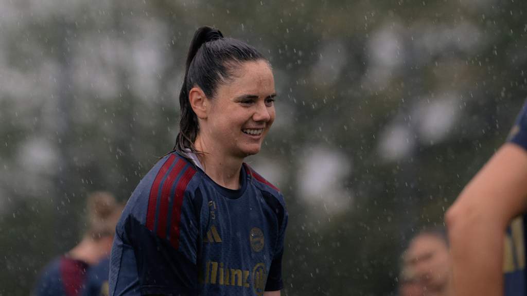 Sarah Zadrazil lächelt im Training.