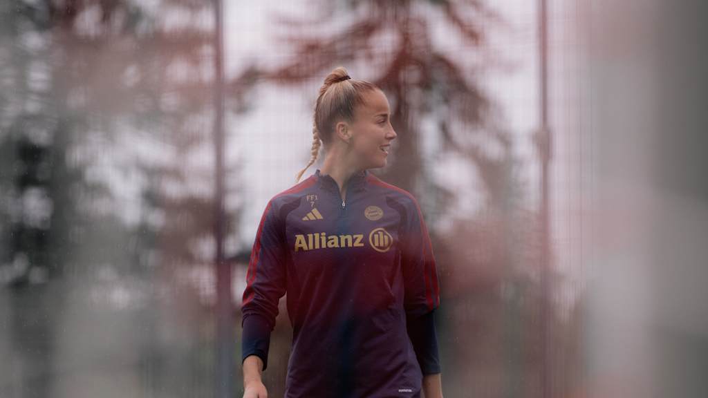 Giulia Gwinn während einer Einheit am FC Bayern Campus.
