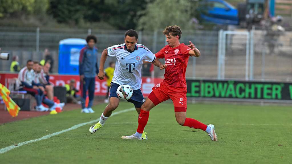 Vincent Manuba legt den Ball an einem Gegenspieler vorbei.