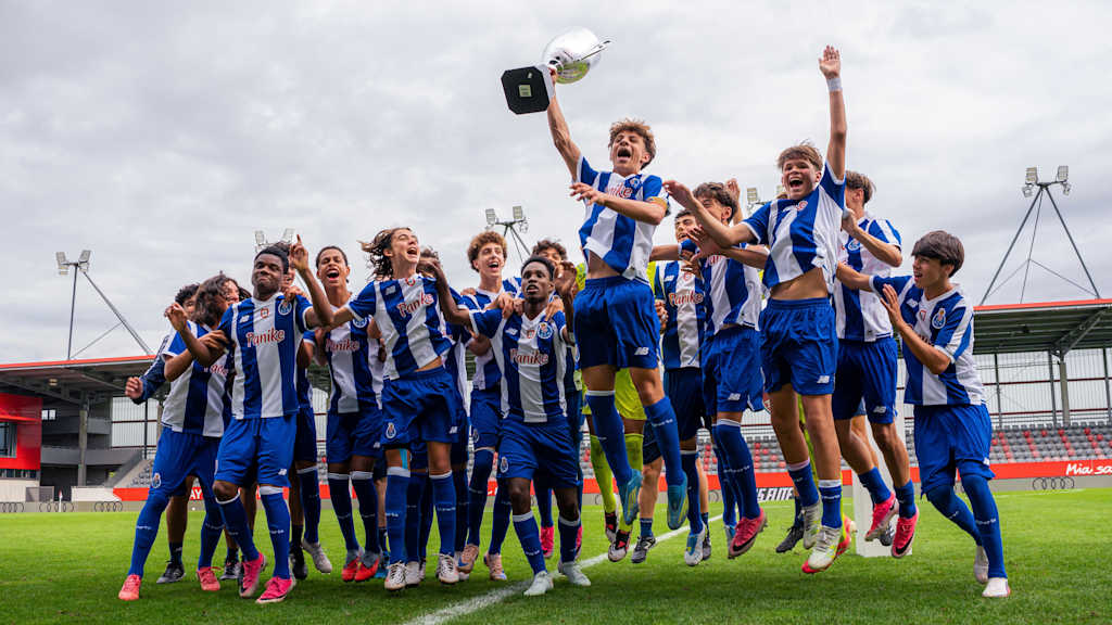 FC Porto, Sieger des U15-Elite-Cpus jubelt mit dem Pokal