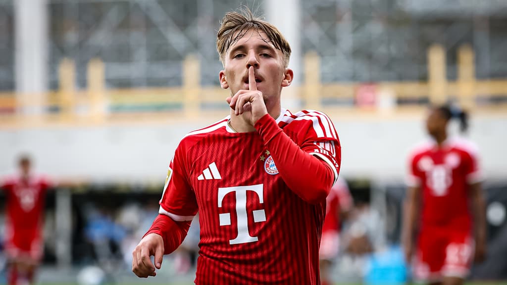 Lennart Karl mit Finger vor dem Mund während des Gastspiels des FC Bayern in der Bundesliga bei der SV Elversberg