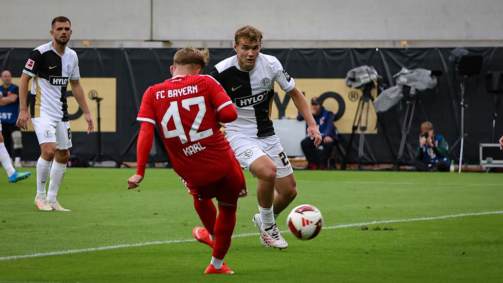 Lennart Karl trifft zum 1:0 während des Gastspiels des FC Bayern in der Bundesliga bei der SV Elversberg