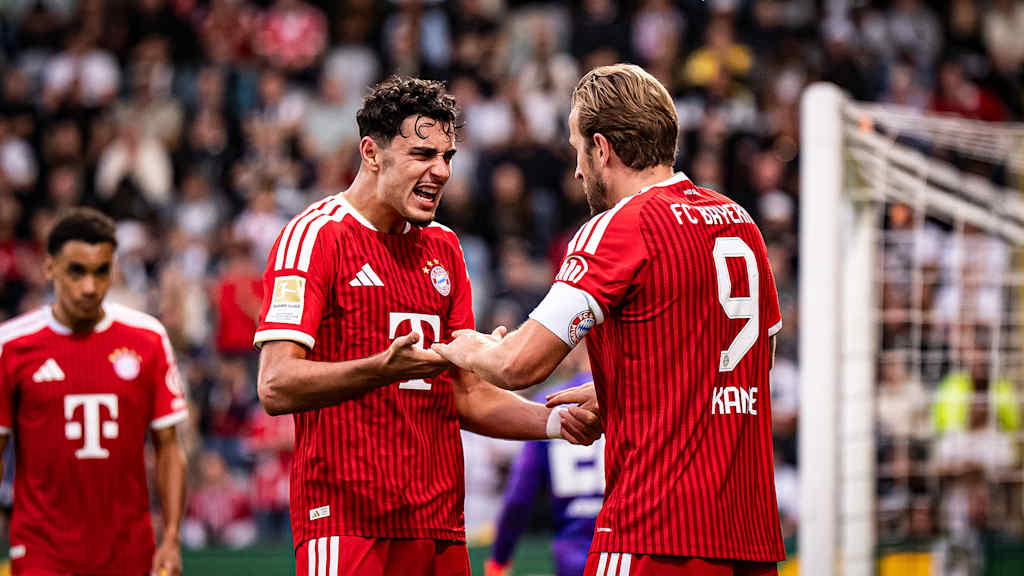 Aleksandar Pavlović und Harry Kane jubeln während des Gastspiels des FC Bayern in der Bundesliga bei der SV Elversberg