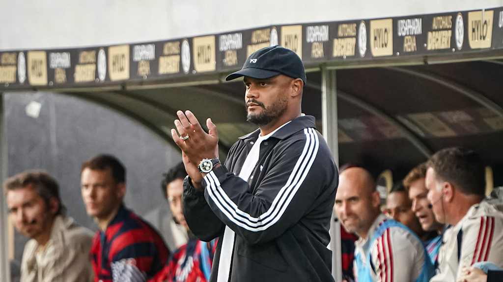 Vincent Kompany applaudiert an der Seitenlinie während des Gastspiels des FC Bayern in der Bundesliga bei der SV Elversberg