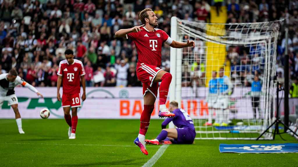 Harry Kane jubelt während des Gastspiels des FC Bayern in der Bundesliga bei der SV Elversberg