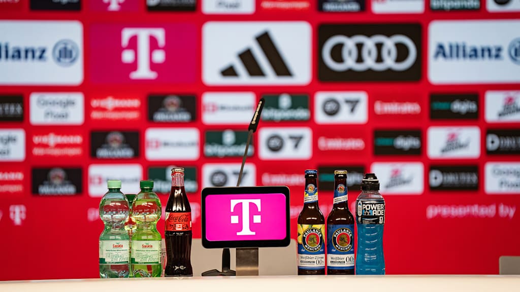 Rückwand mit Sponsoren im Pressekonferenzraum des FC Bayern an der Säbener Straße