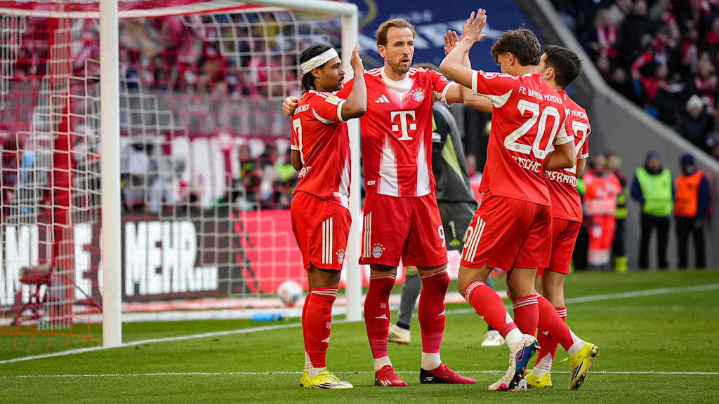 Serge Gnabry, Harry Kane und Tom Bischof klatschen ab während des Heimspiels des FC Bayern in der Bundesliga gegen den 1. FC Union Berlin