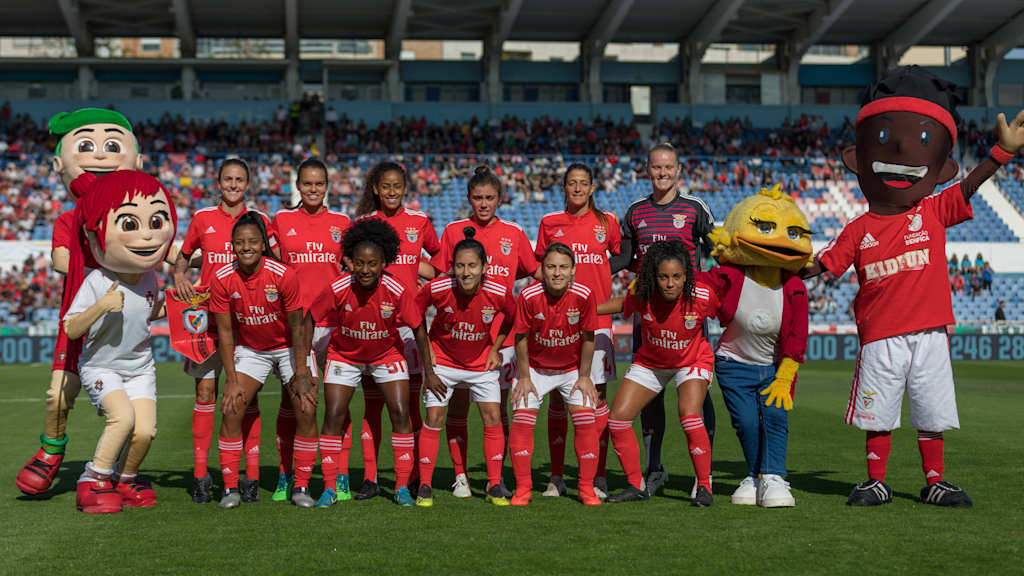 Die Frauenmannschaft von Benfica Lissabon posiert für ein Teamfoto.