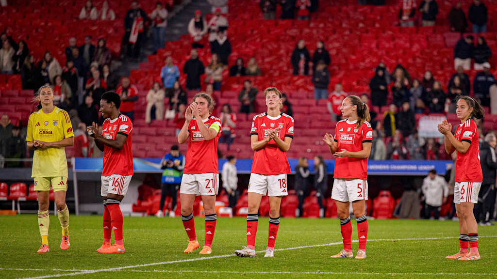 Die Spielerinnen von Benfica Lissabon bedanken sich nach dem Ausschieden bei ihren Fans.