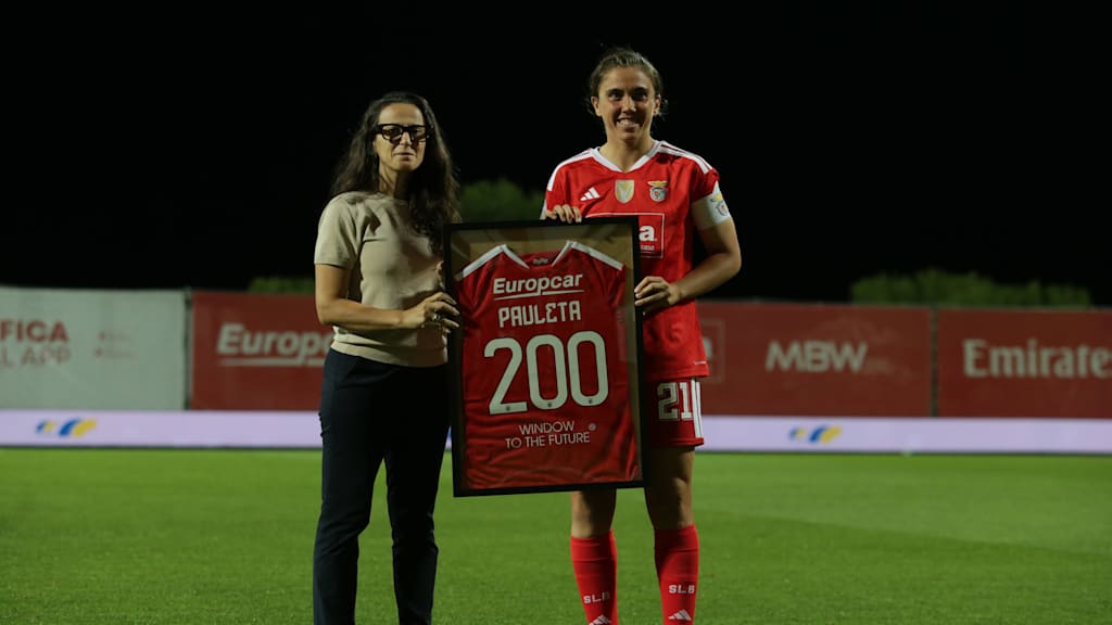 Pauleta wird für 200 Spiele für Benfica Lissabon geehrt.