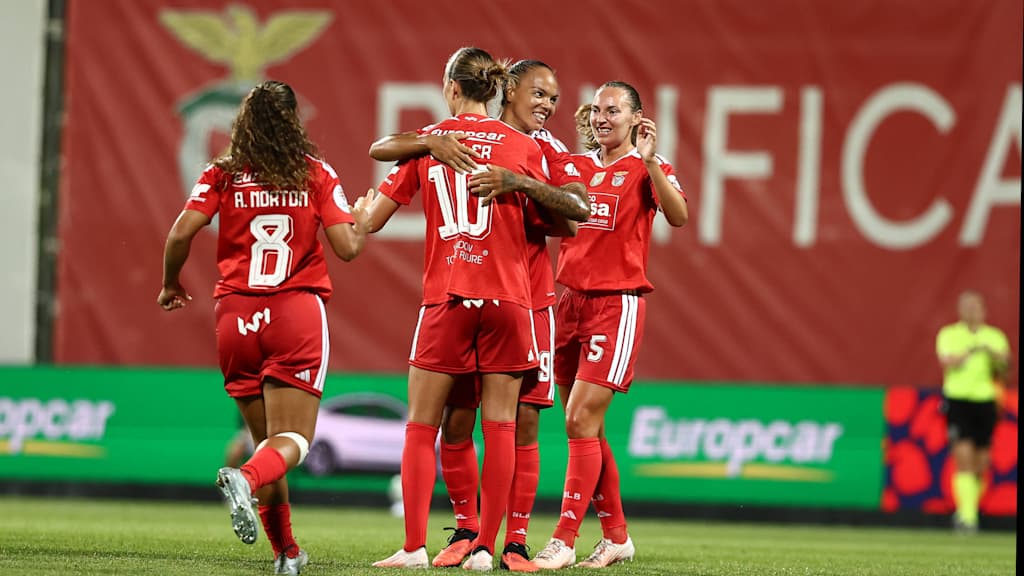 Die Frauen von Benfica Lissabon bejubeln einen Treffer.