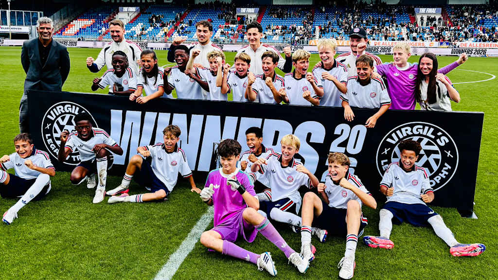 Die U13 des FC Bayern feiern auf einem Mannschaftsfoto.