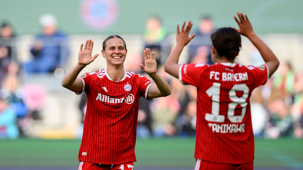 Klara Bühl und Momoko Tanikawa bejubeln ein Tor der FC Bayern Frauen.