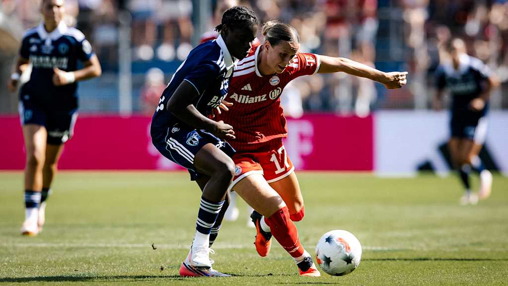 Klara Bühl im Kampf um den Ball während des Testspiels der FC Bayern Frauen im Sportpark Unterhaching gegen Paris FC