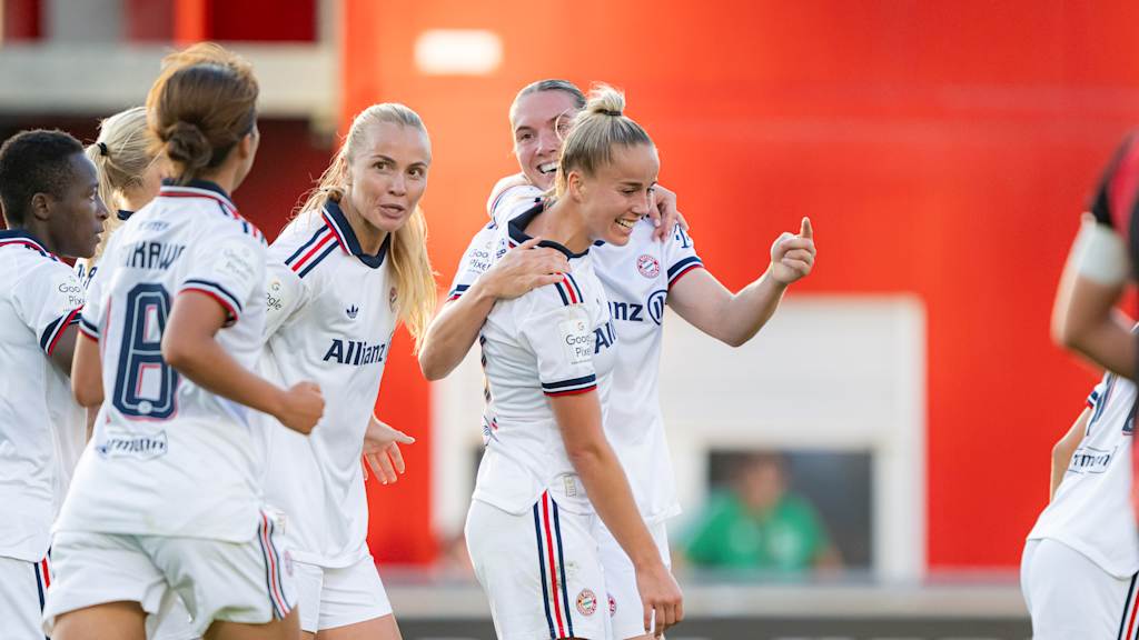 Giulia Gwinn und Vanessa Gilles bejubeln ein Tor der FC Bayern Frauen.