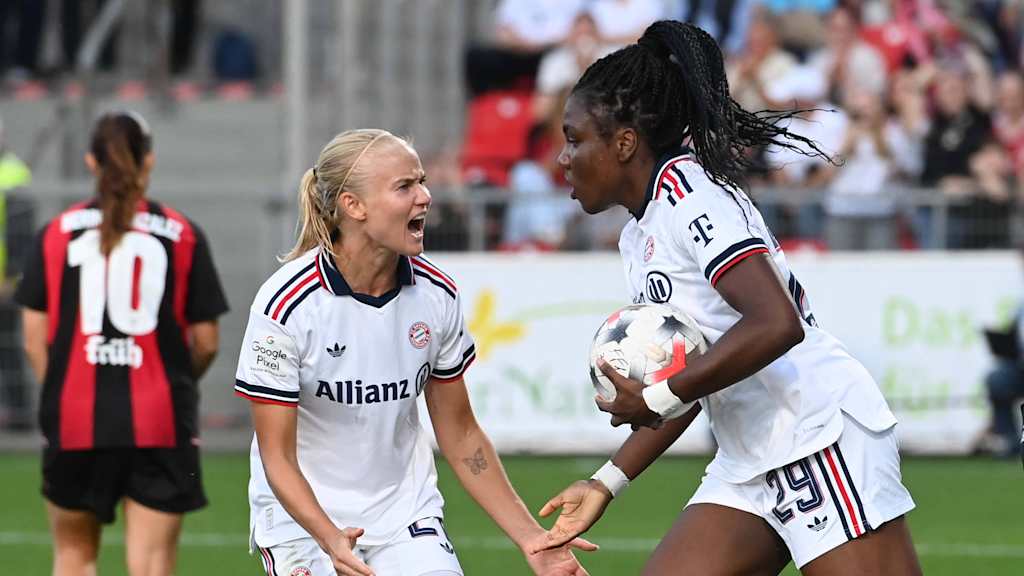Edna Imade und Pernille Harder bejubeln ein Tor gegen Leverkusen.