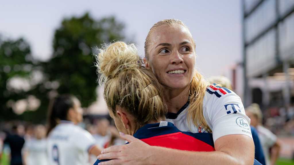 Glodis Perla Viggosdottir umarmt Linda Dallmann nach dem Sieg in Leverkusen.