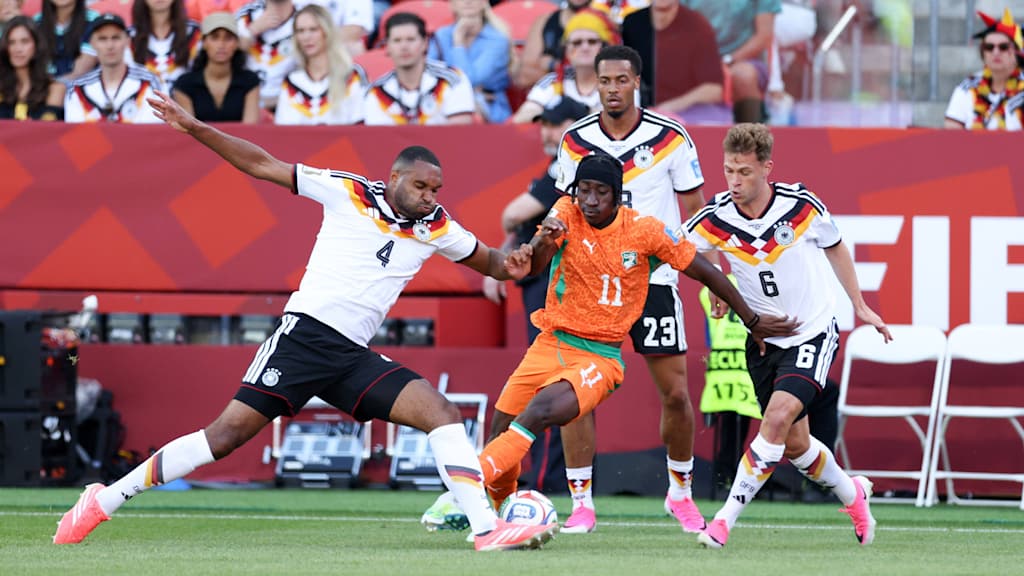 Jonathan Tah im Zweikampf mit Yan Diomande im Spiel Deutschland gegen Elfenbeinküste