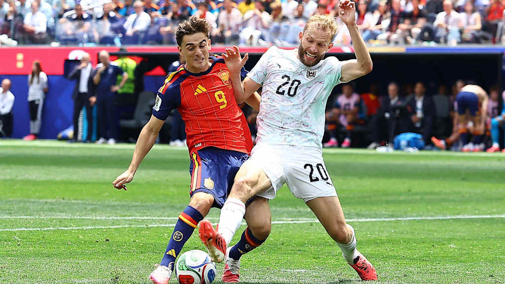 Konrad Laimer im Zweikampf mit einem spanischen Spieler