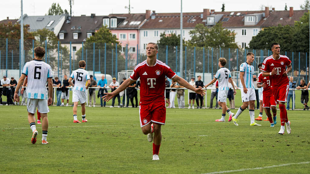 Erblin Osmani jubelt mit ausgebreiteten Armen.