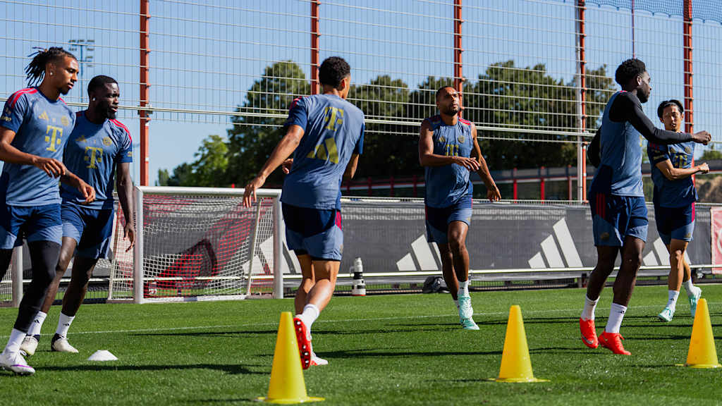 Spieler im Training des FC Bayern laufen sich warm