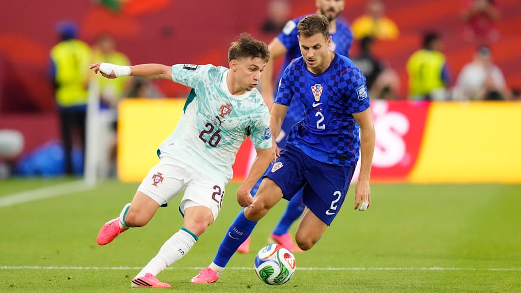 Josip Stanisic im Zweikampf mit einem portugiesischen Spieler
