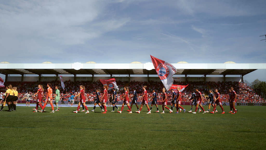Die FC Bayern Frauen laufen ein im Zuge des Testspiels in Unterhaching.