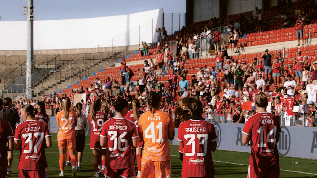 Die FC Bayern Frauen nach der Partie gegen Paris FC mit den Fans.