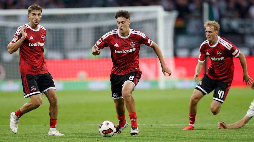 Javier Fernandez treibt den Ball vor sich her.