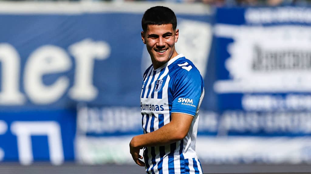 Felipe Chávez lächelt im Trikot des 1. FC Magdeburg.