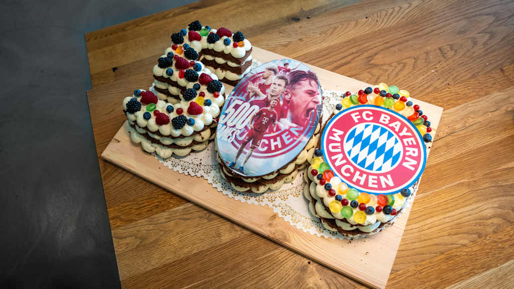 Joshua Kimmichs Torte für 500 Pflichtspieleinsätze für den FC Bayern