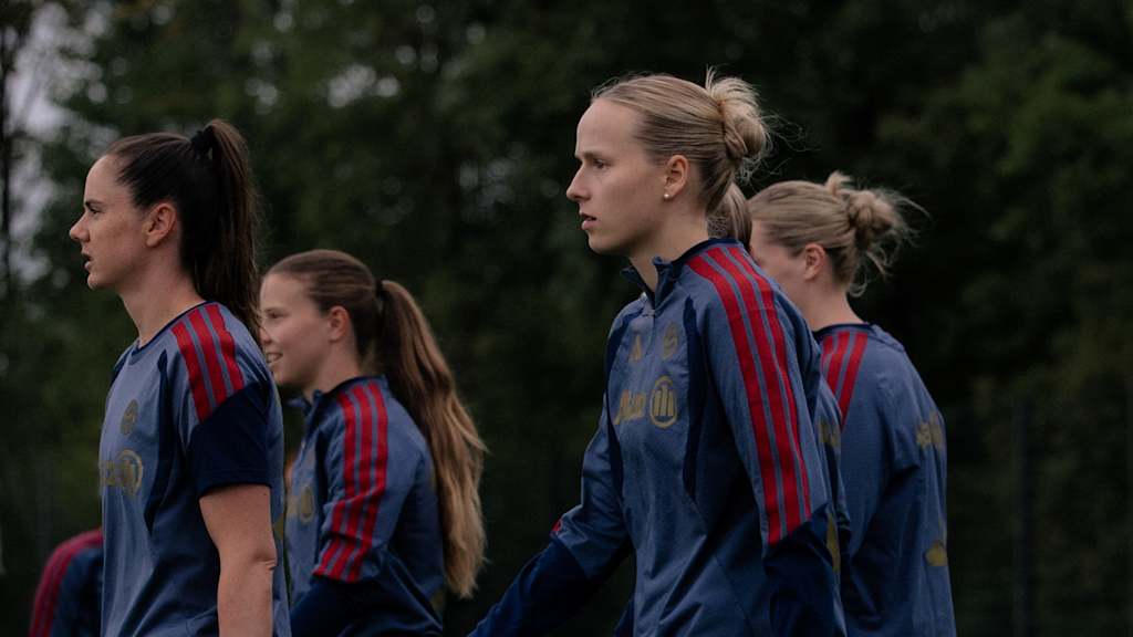 Sarah Zadrazil, Sarah Mattner, Franziska Kett und Alara im Training.