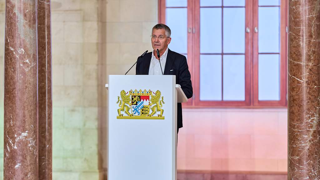 Präsident Herbert Hainer am Rednerpult in der bayerischen Staatskanzlei