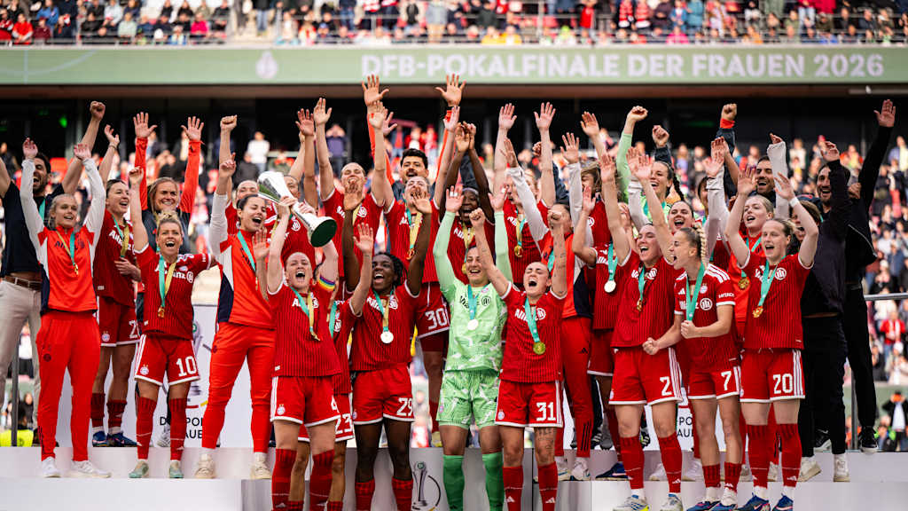 Die Mannschaft jubelt über den Gewinn des DFB-Pokals.