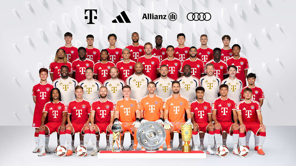 Spieler und Trainerteam des FC Bayern posieren gemeinsam für das offizielle Mannschaftsfoto 2026/27