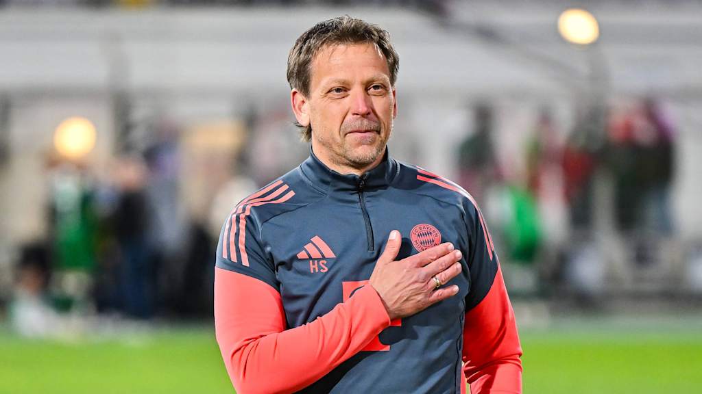 Holger Seitz klopft auf das Bayern-Logo.
