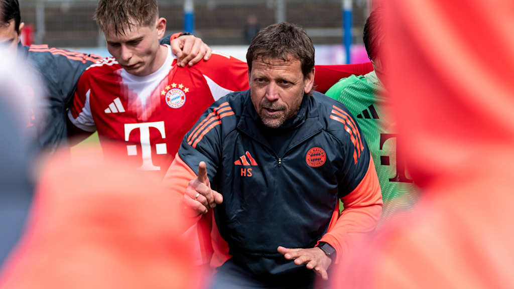Holger Seitz deutet mit seinem Finger.