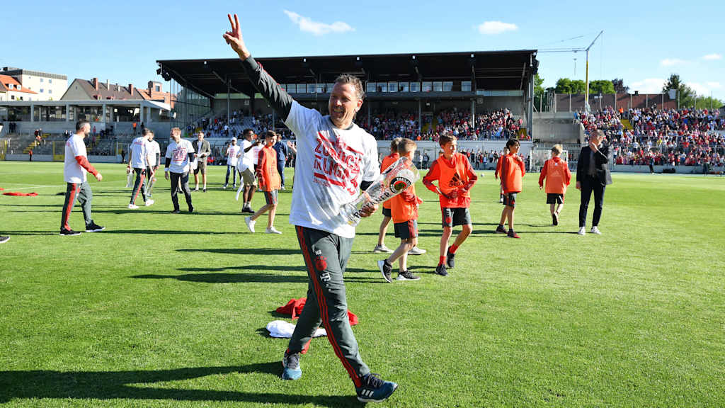 Holger Seitz macht ein Peace.