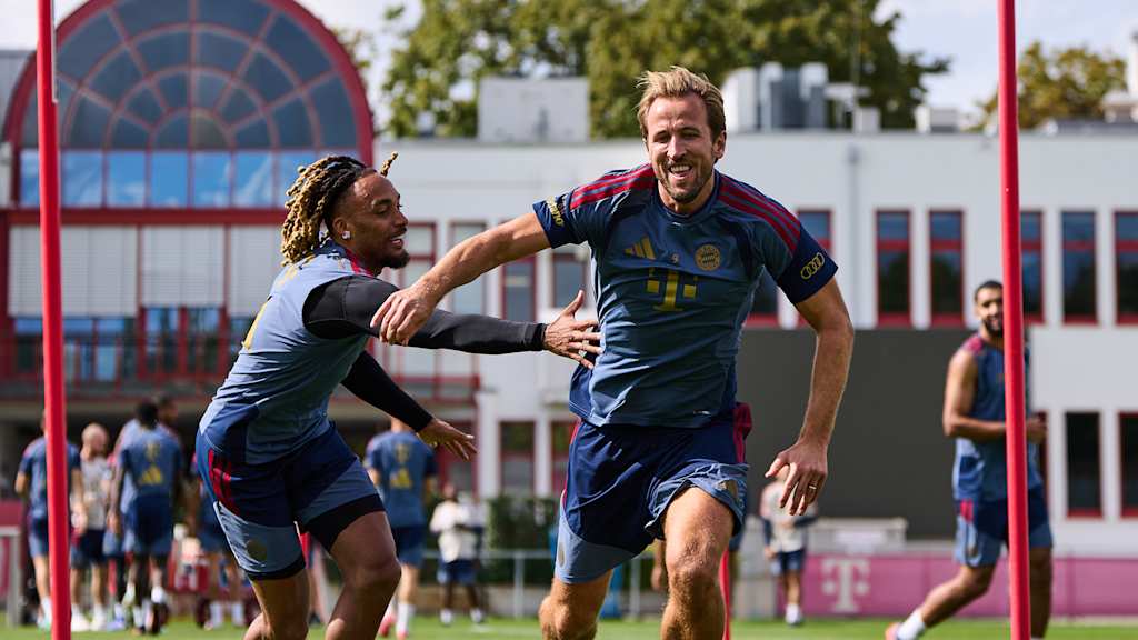Harry Kane und Sacha Boey rennen im Training des FC Bayern